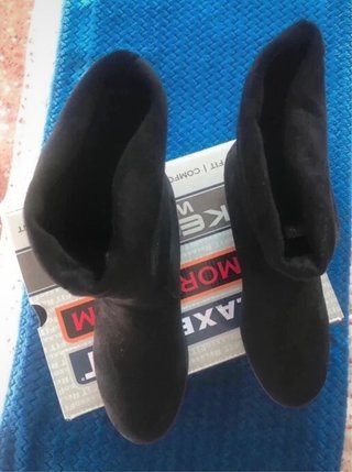 Botines con cuña de la talla 41 en antelina negra.