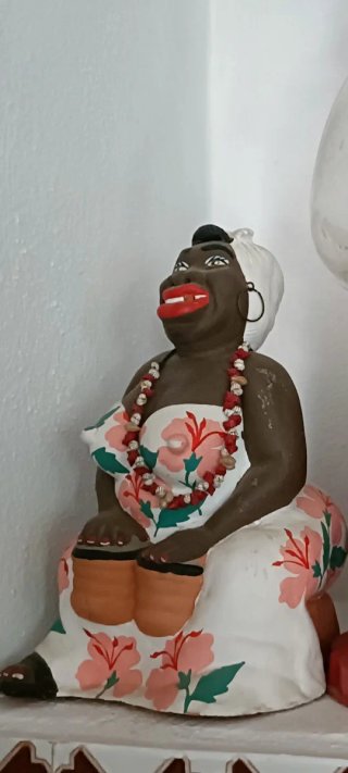 Figura cerámica cubana mujer tambores, de Cuba