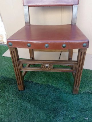 Silla castellana antigua de madera y cuero