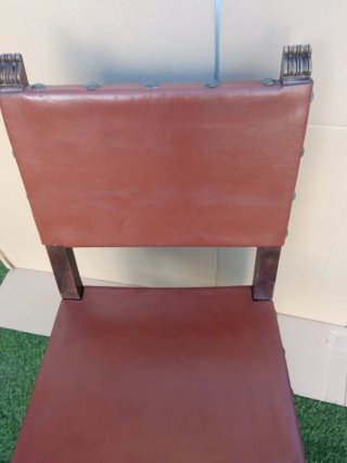 Silla castellana antigua de madera y cuero