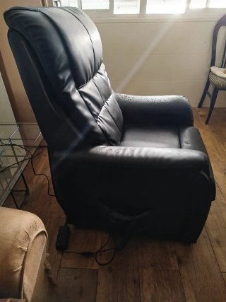 Sillón reclinable de piel negro