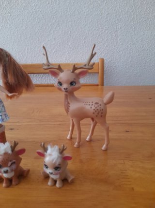 Muñeca Enchantimals y ciervos