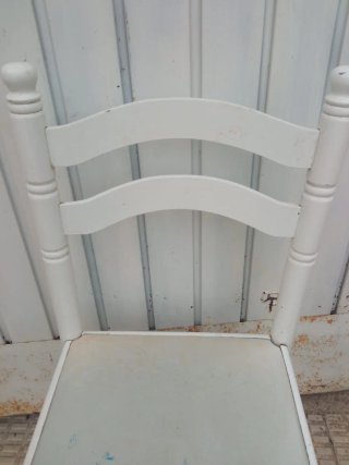 Silla antigua de madera blanca