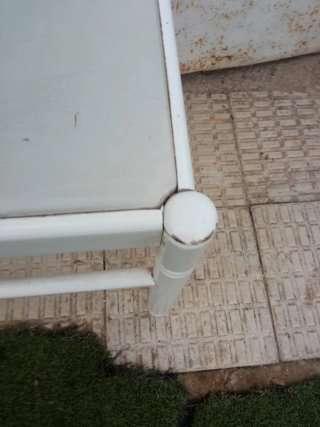 Silla antigua de madera blanca