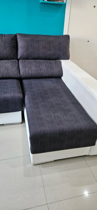 Sofá con chaiselongue gris y blanco
