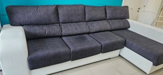 Sofá con chaiselongue gris y blanco