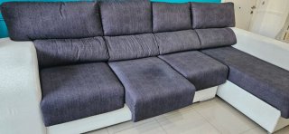 Sofá con chaiselongue gris y blanco