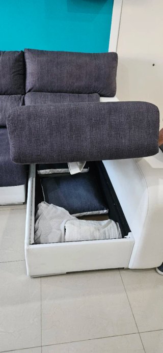 Sofá con chaiselongue gris y blanco