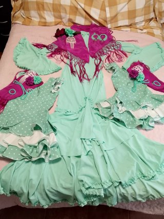 (LOTE)VESTIDOS DE FLAMENCAS CON ASESORIOS Y COMPLE