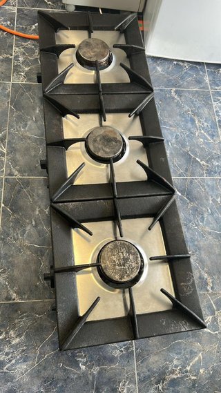 Cocina Industrial 3 fuegos + Horno y mesa vajillai