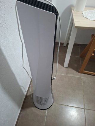 Ventilador de torre blanco y negro