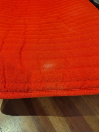 Sillón Poäng madera y tela rojo/negro
