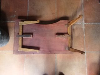 Mesa de cama de madera