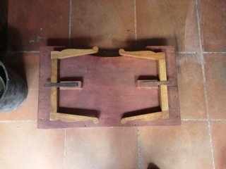 Mesa de cama de madera