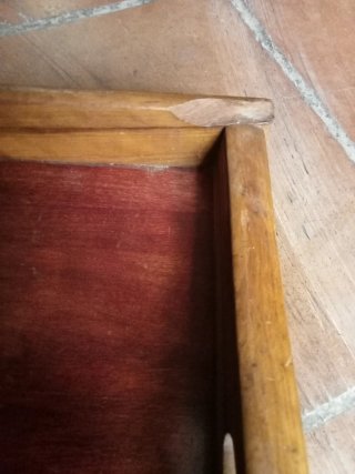 Mesa de cama de madera