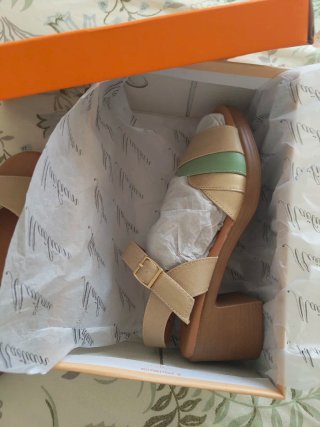 Sandalias Talla 38 Beige y Dorado Nuevas