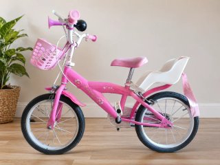 Bicicleta infantil rosa con cesta