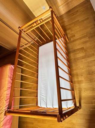 Cuna de madera con colchón