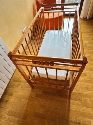 Cuna de madera con colchón