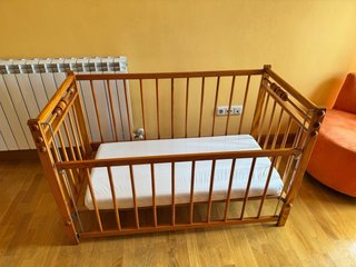 Cuna de madera con colchón