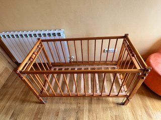 Cuna de madera con colchón