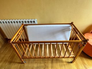 Cuna de madera con colchón