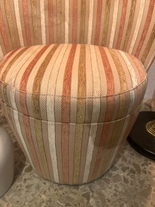 Sillón redondo tela rayas beige y rosa