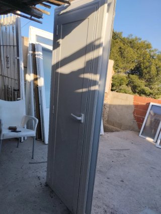 Puerta de aluminio blanca
