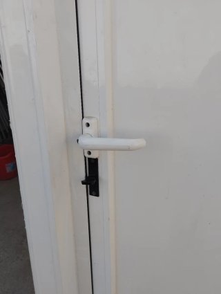 Puerta de aluminio blanca