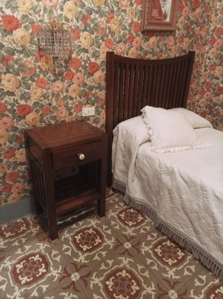 Cabecero y mesita de noche de madera