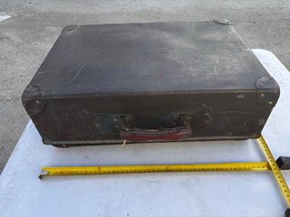 Maleta antigua de cartón duro