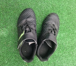 Botas de fútbol Kipsta Negras y Verdes. Talla 31,5