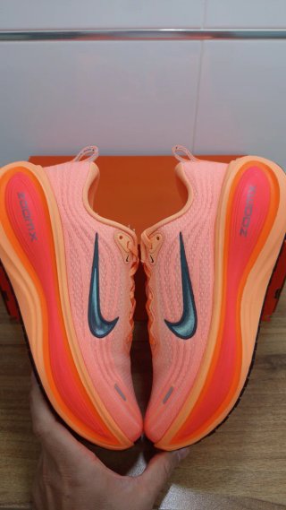 Nike Vomero Plus Talla 40.5 Naranja