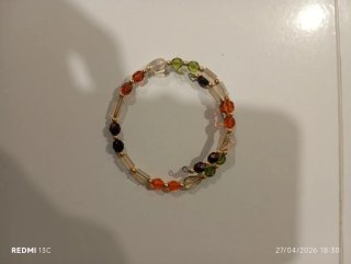 Pulsera dorada con cuentas multicolor