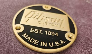 Gibson Custom Shop Placa Metálica Dorado/Negro.