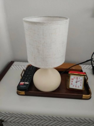 Lámpara de mesa beige y blanca