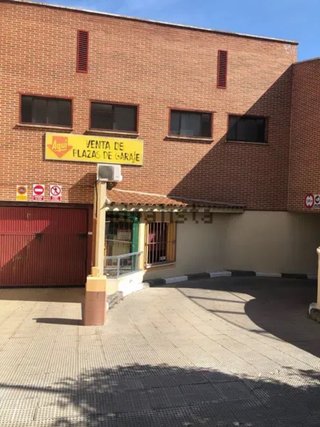 Plaza de garaje para coche grande.