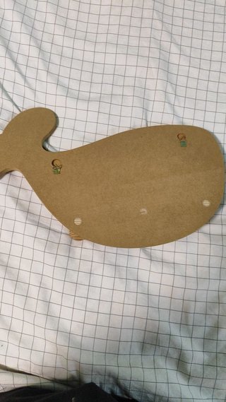 Perchero de pared de madera con forma de ballena