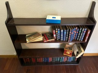 Librería de madera oscura