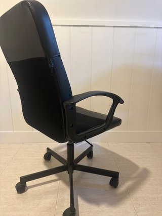 Silla de oficina negra con ruedas