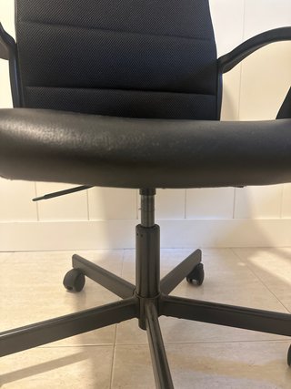 Silla de oficina negra con ruedas