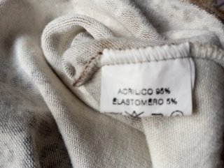 Elegante top sin mangas con cuello alto