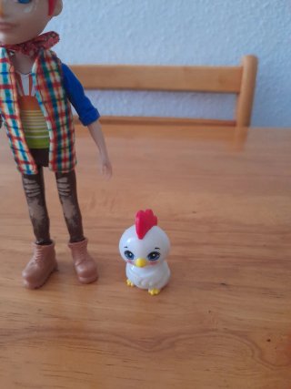 Muñeca Enchantimals con pollito