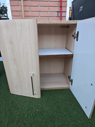 Armario de madera beige con puertas