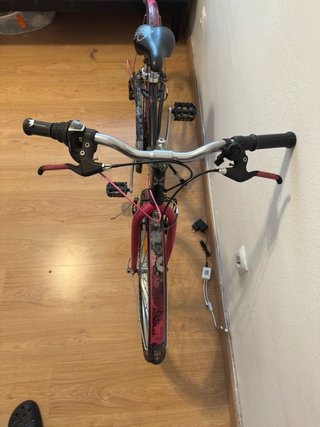 Bicicleta infantil negra y rosa