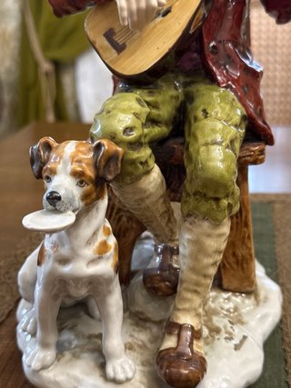 Figura hombre tocando laúd y perro