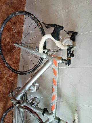Bicicleta de ruta plateada casi nueva. A 300 euros