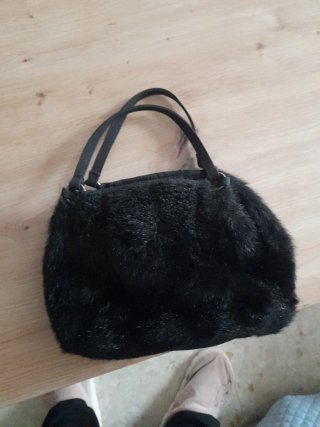 Bolso de mano pelito negro