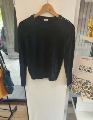 Jersey negro con botones