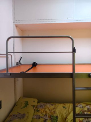 Litera abatible naranja y verde